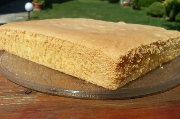 Puszysty biszkopt z 4 jaj z mąką ziemniaczaną, idealny na tort.