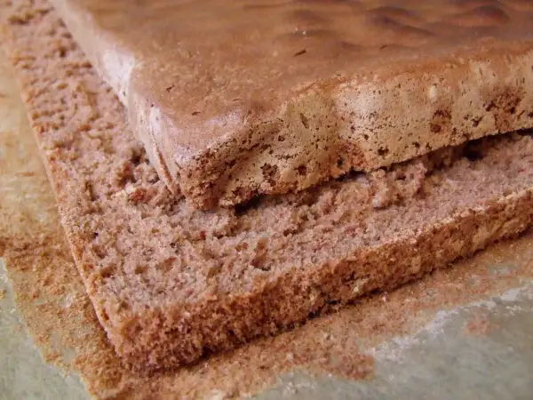 Puszysty biszkopt czekoladowy, który zawsze się udaje. Idealny do tortów i deserów.