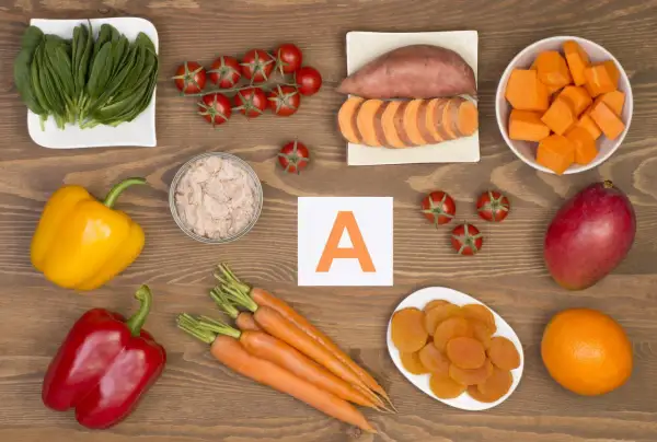 Warzywa i owoce bogate w witaminę A: marchew, bataty, szpinak, papryka, mango, morele, pomidory, pomarańcza.