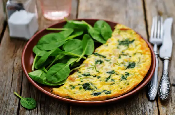 Pyszny omlet ze szpinakiem, idealny na śniadanie. Prosty szpinak przepis na zdrowy posiłek.