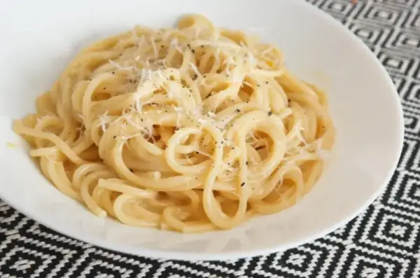 Pyszne spaghetti carbonara, idealne na szybki obiad. Zastanawiasz się, jaka śmietana do carbonary? Ten przepis podpowie!