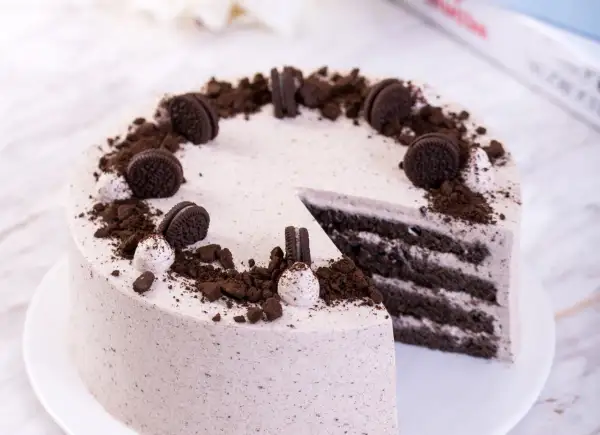 Pyszny tort z masą oreo, udekorowany pokruszonymi ciasteczkami i całymi oreo. Idealny na każdą okazję.