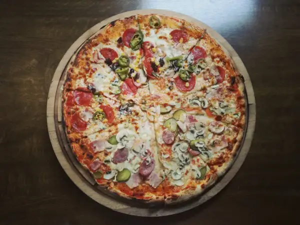 Ile kalorii ma pizza wegetariańska? Zaskakujące różnice w kaloryczności